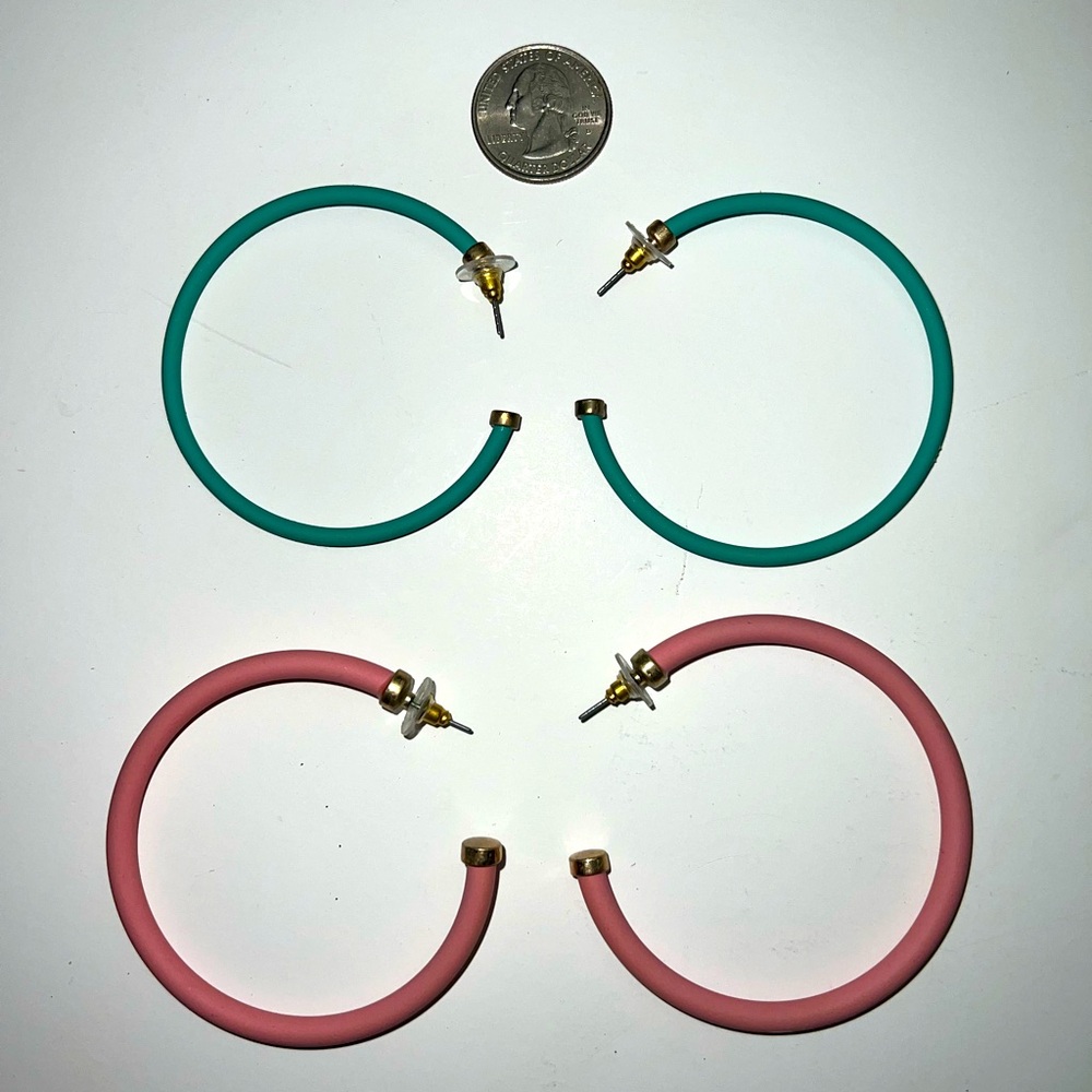 2 Hoo hoops earring sets. Excellent condition. Smoke/Pet free